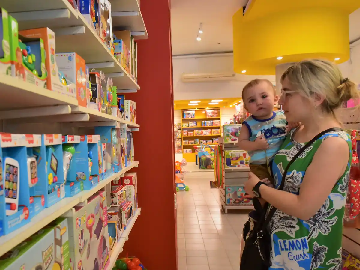 Las ventas vienen tranquilas:  “Para Navidad buscan el regalo  que pidieron los chicos, para Reyes no”