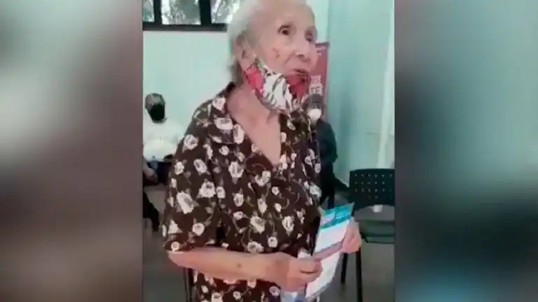 El Presidente sorprendió a la mujer de 94 años que cantó un tango tras vacunarse