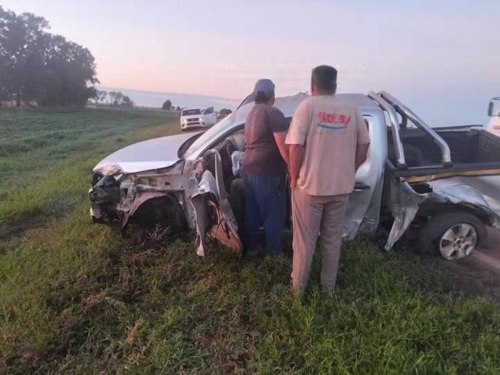 Tránsito interrumpido en Ruta Provincial 23 por un fuerte choque entre un camión y una pick-up - 3