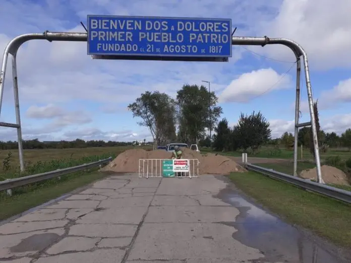 Dolores: blindan los accesos con montañas de tierra para aislarse de turistas