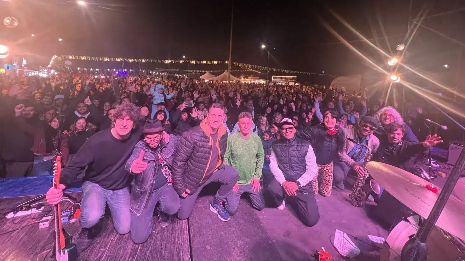 Julio Morales, junto al resto de los integrantes de Los Abuelos de la Nada, al término del show en la décima edición de Isla Fest.