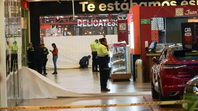 ¡TERROR EN BOGOTÁ! Asesinó a su pareja en pleno Centro Comercial y luego intentó quitarse la vida