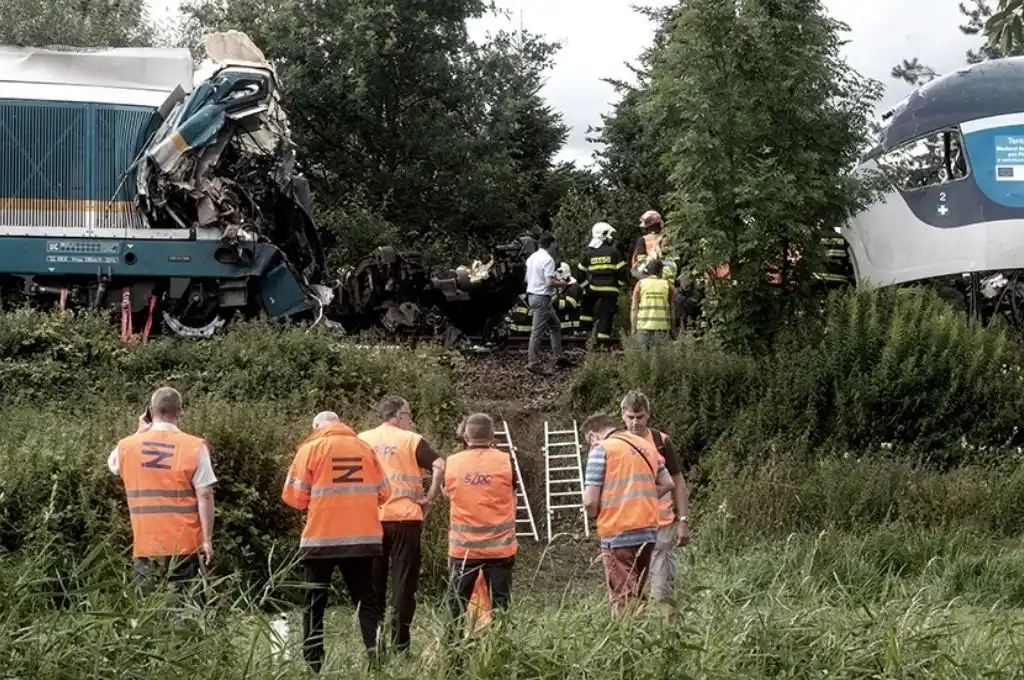 República Checa: tres muertos y decenas de heridos en un choque de trenes