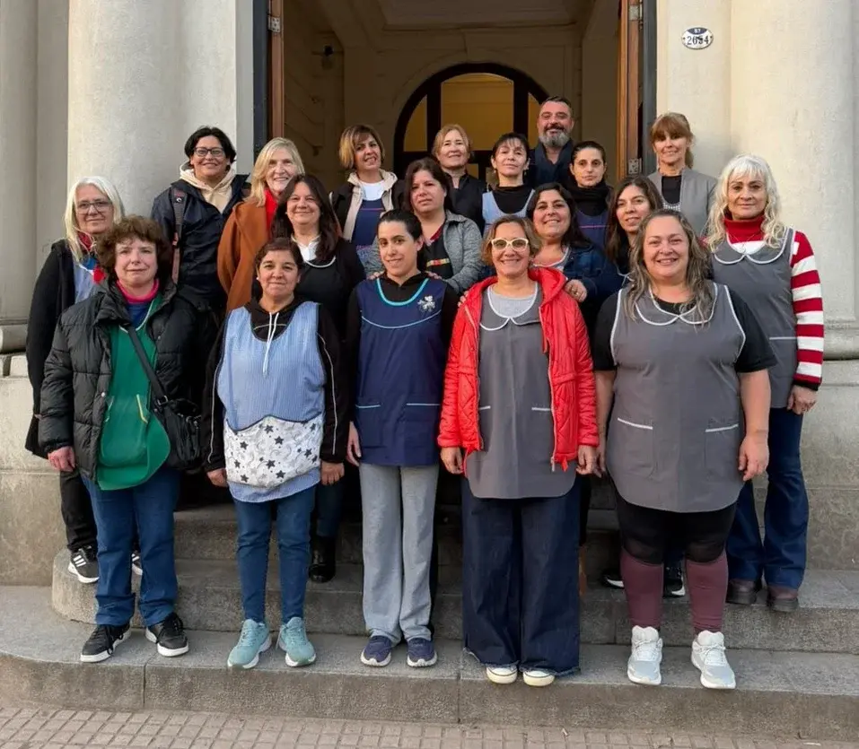 Auxiliares del ex Colegio Nacional junto al director Ariel Gamboa y a la secretaria, Claudia Foss