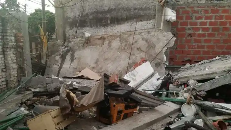 Rosario: explotó una garrafa y se voló hasta el portón