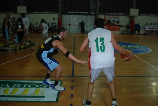 Juventud le ganó a Neptunia un encuentro emocionante, con 40 puntos de Hechavarría