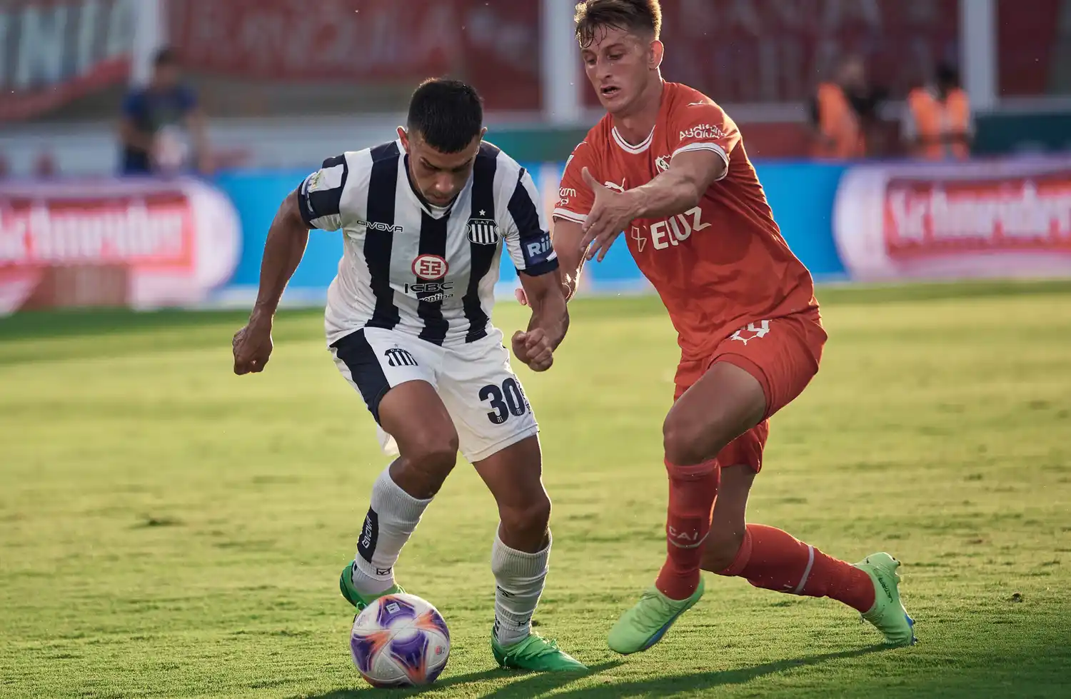 Matías Giménez, marcando a Ortegoza en la primera fecha. El exSan Martín de San Juan sería titular hoy.