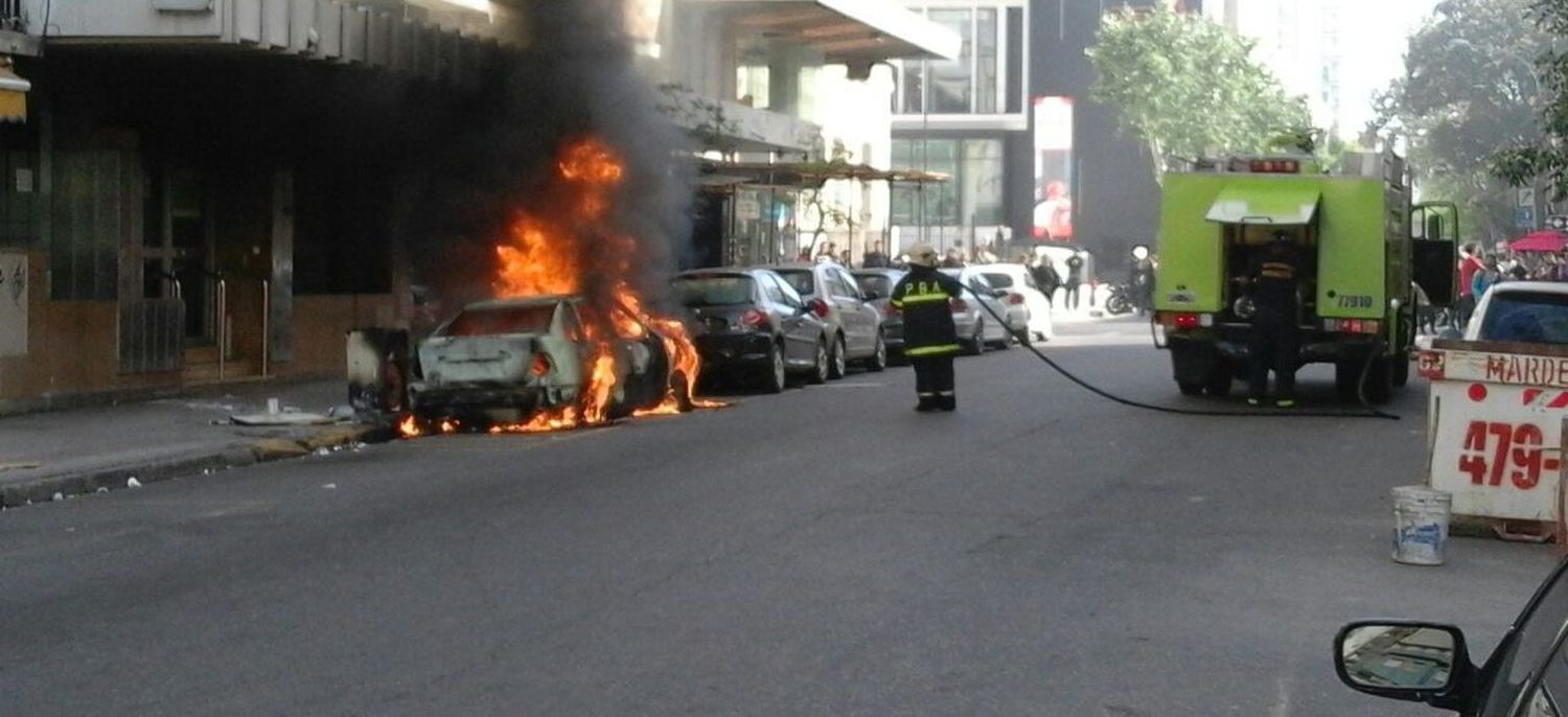 Investigan la recurrente quema de autos en Mar del Plata