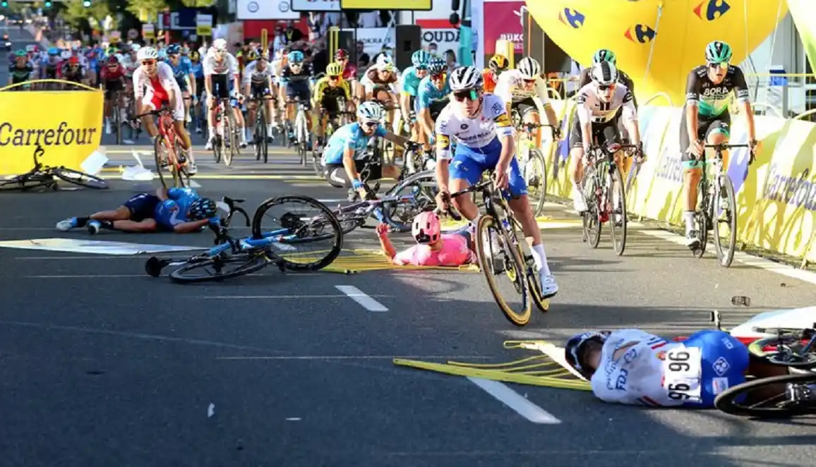 Mirá el video: impresionante caída en la llegada del Tour de Polonia