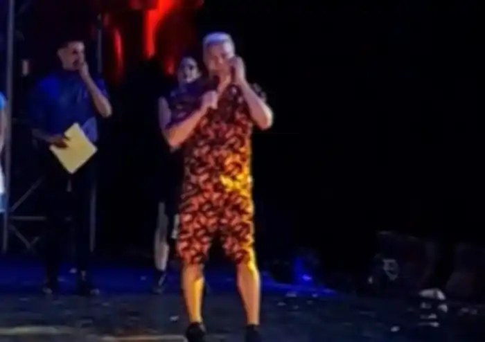 El bailarín se sacó con gente de público