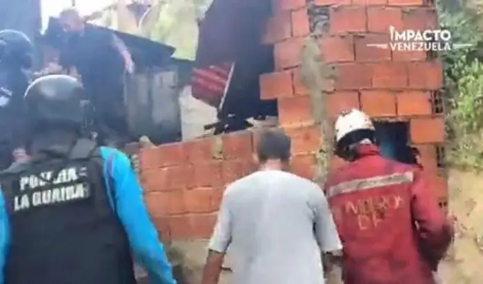 ¡BOMBEROS SUBEN EL CERRO! Se quema vivienda en barriada de La Guaira
