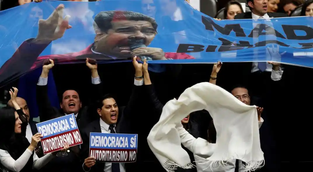 Maduro inicia nuevo período en medio de duras críticas