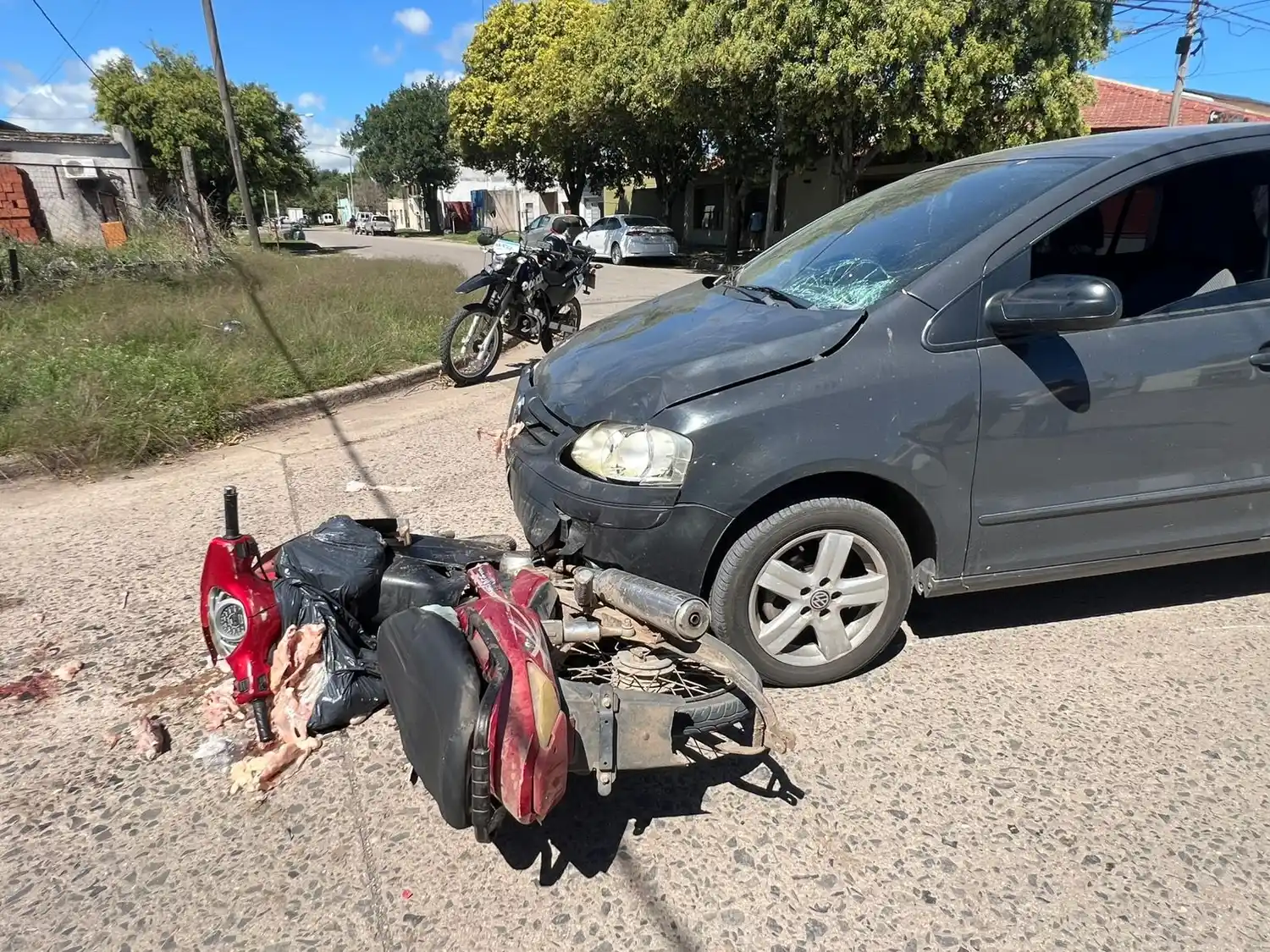 Colisión de motocicleta y auto con varios lesionados. Foto: BVVT