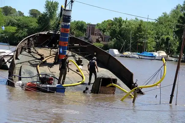 Video: Por la creciente, se volvió a hundir el viejo "escenario floante"