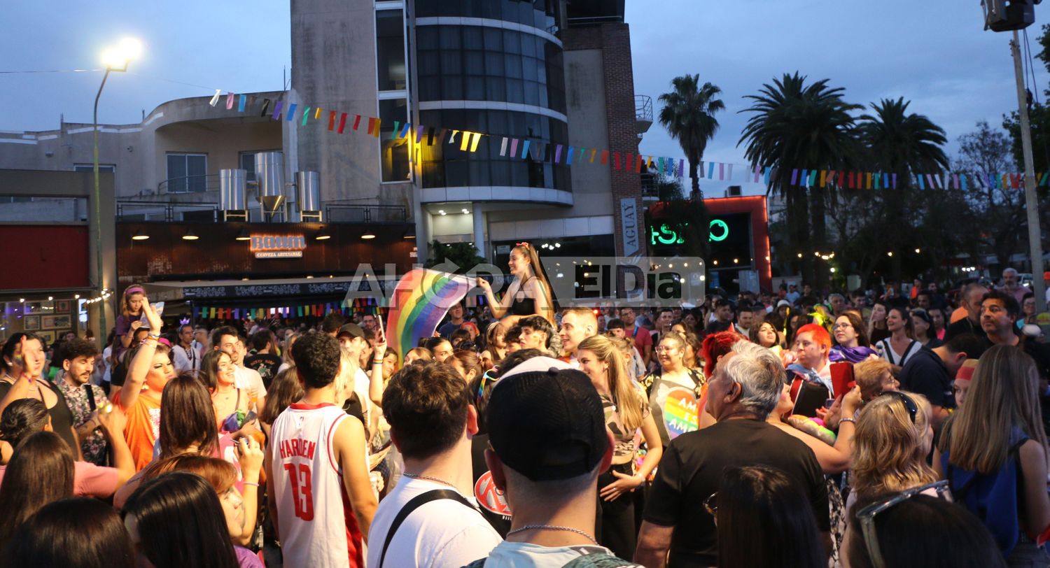 La marcha del Orgullo alzó las banderas de la libertad, la diversidad y se plantó contra la moral de la Iglesia