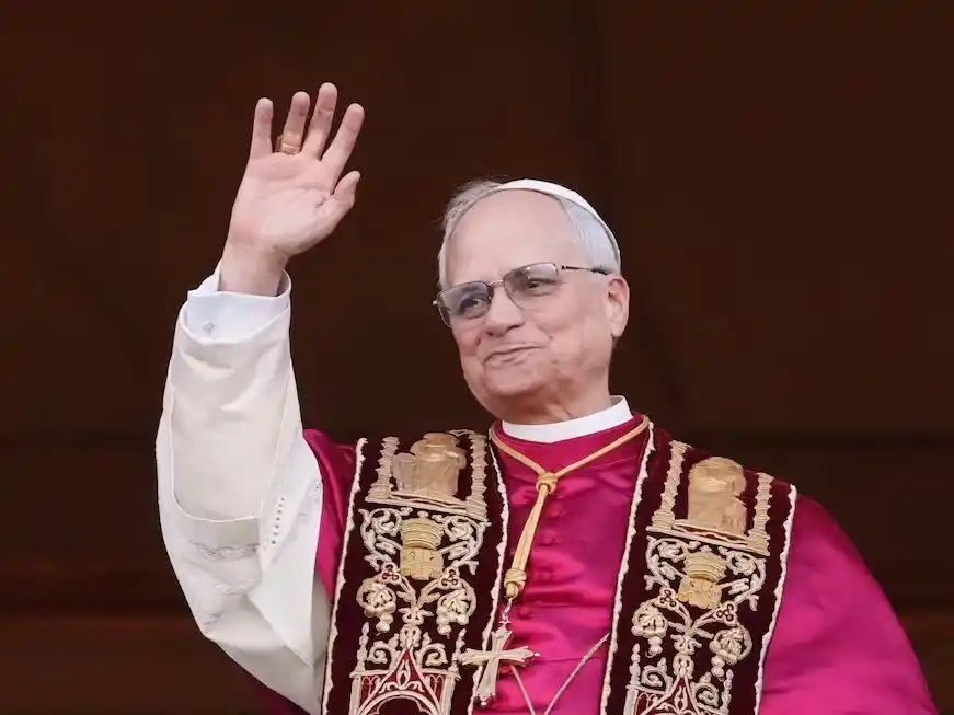 El cardenal Robert F. Prevost, ahora Papa León XIV, saluda por primera vez como pontífice desde el balcón central de la basílica de San Pedro. Foto: Alessandra Tarantino (AP)