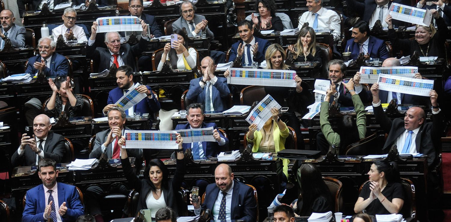 Los diputados de La Libertad Avanza y del PRO festejan levantando las boletas.