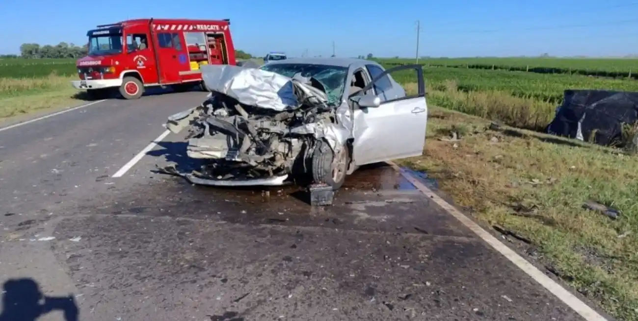 Un choque frontal entre una camioneta y un auto provocó la muerte de un hombre calcinado.