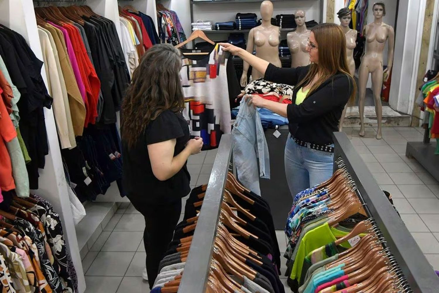 Las ventas en comercios minoristas cayeron 28,5% interanual en enero