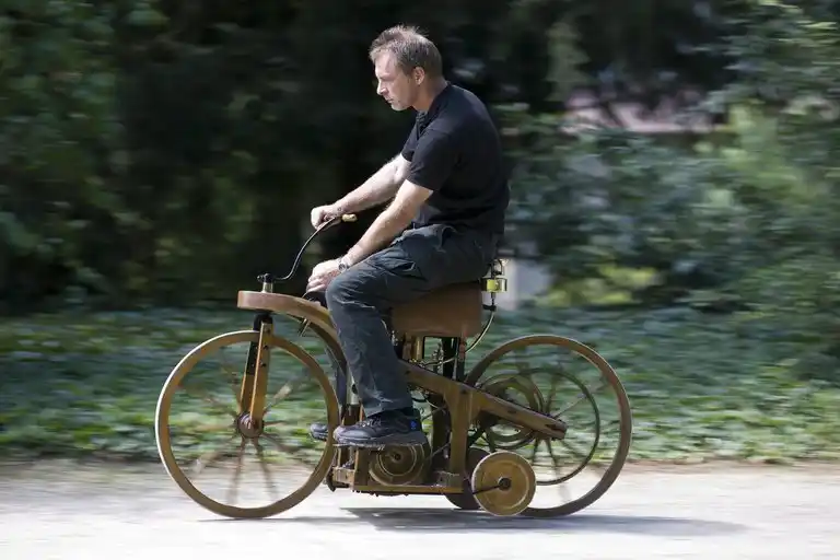 A 135 años de la primera moto: el invento que tenía rueditas y nació sin querer