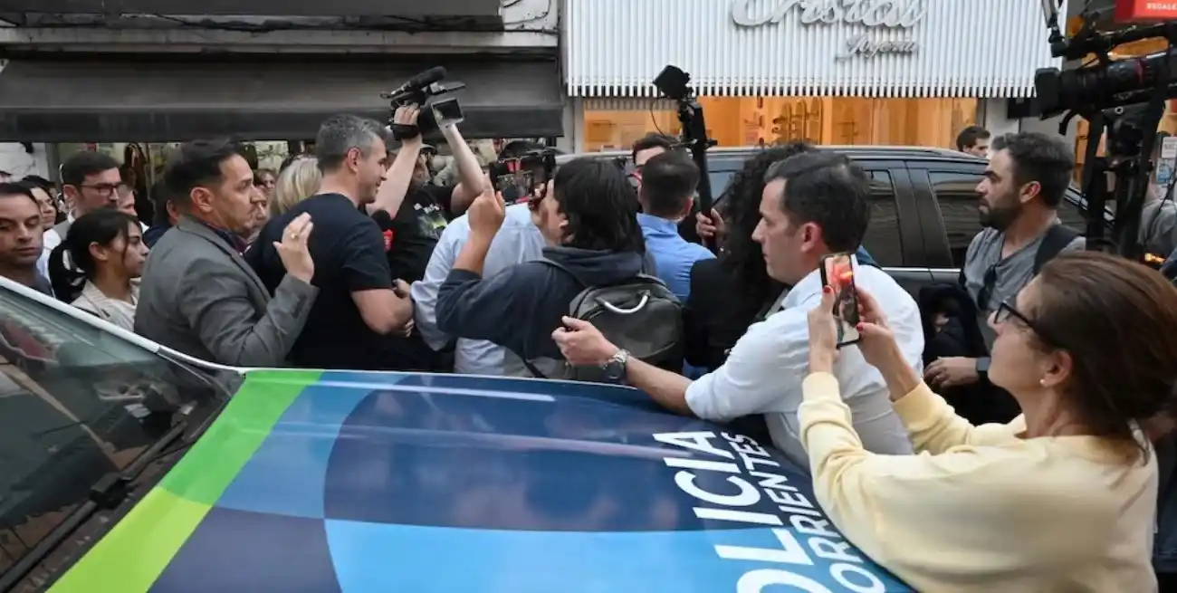 Con la presencia de Martín Menem y Karina Milei se registraron incidentes en el cierre de la campaña libertaria en Corrientes. Foto: Infobae.