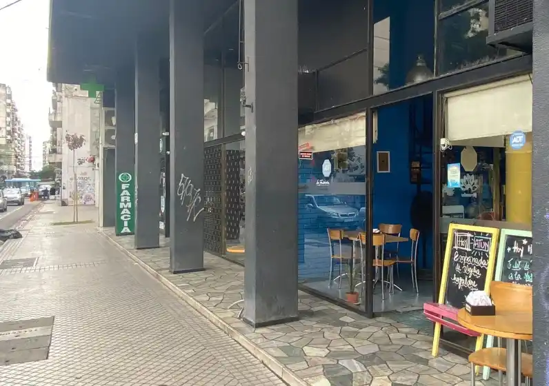 La dueña de un bar de Maipú y Rioja, reclama que están sin luz desde el domingo