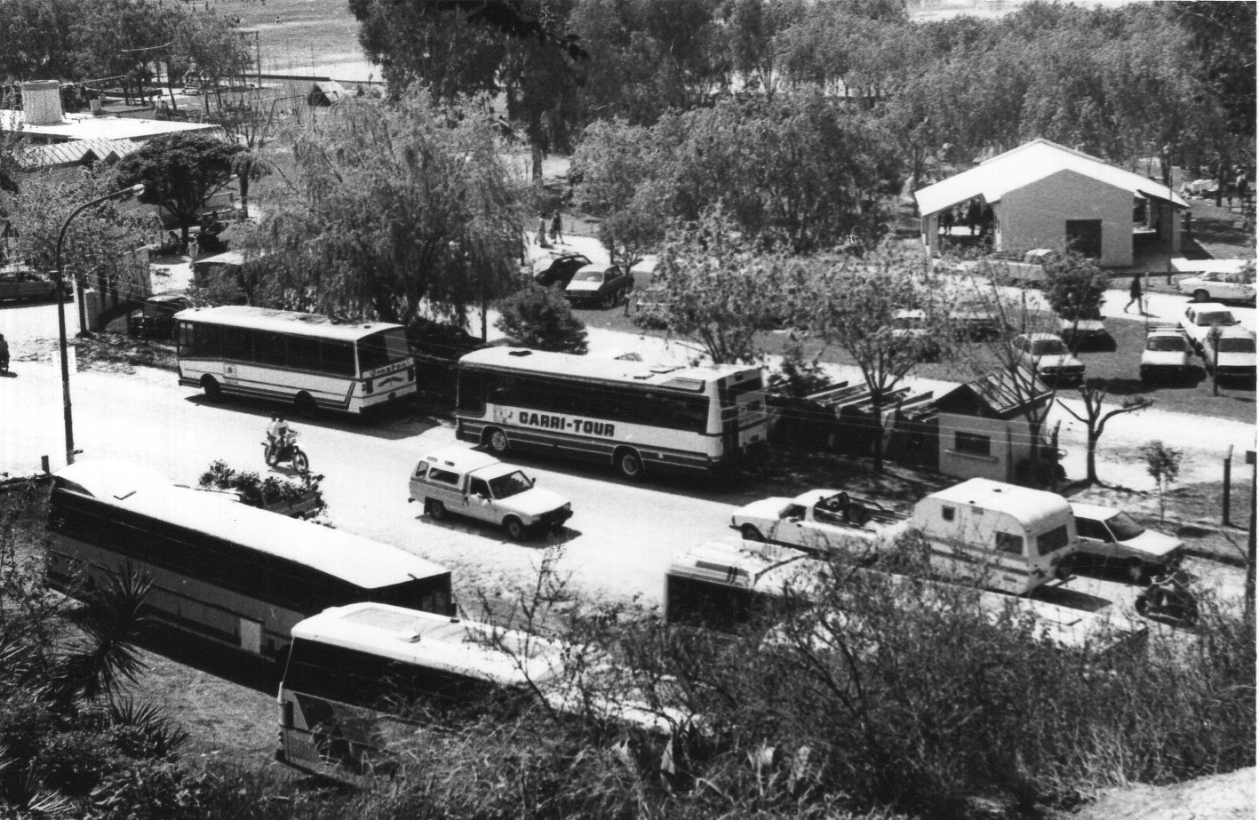 Micros, casas rodantes, autos y carpas, la postal del miniturismo en "La Perla del Paraná"