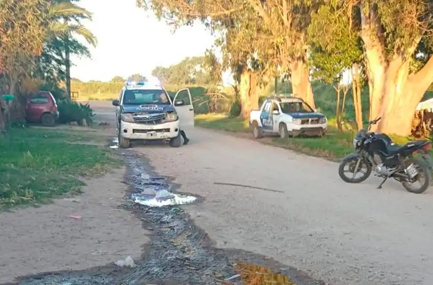 Perdió el control de la moto, atropelló a una nena y lo balearon