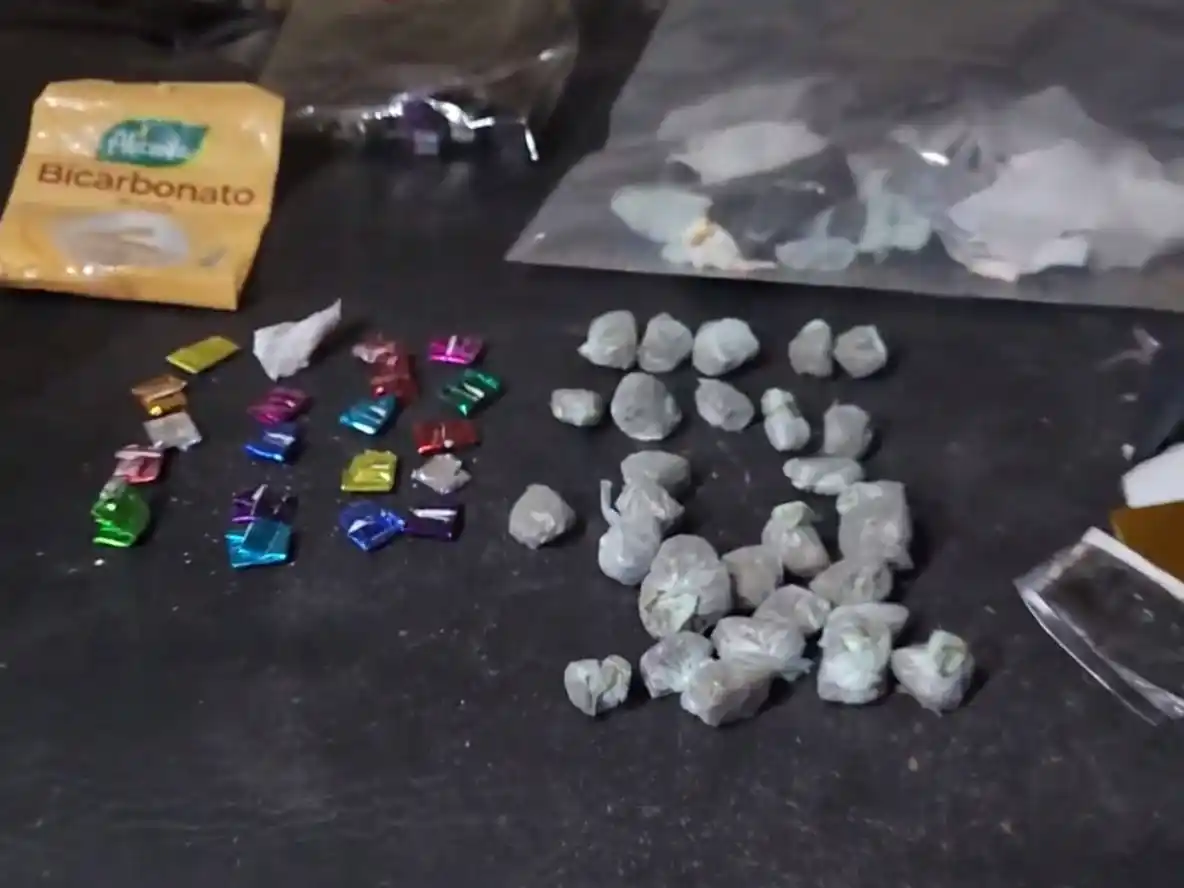 Detuvieron a dos hombres y una mujer mientras preparaban droga para luego venderla en la región