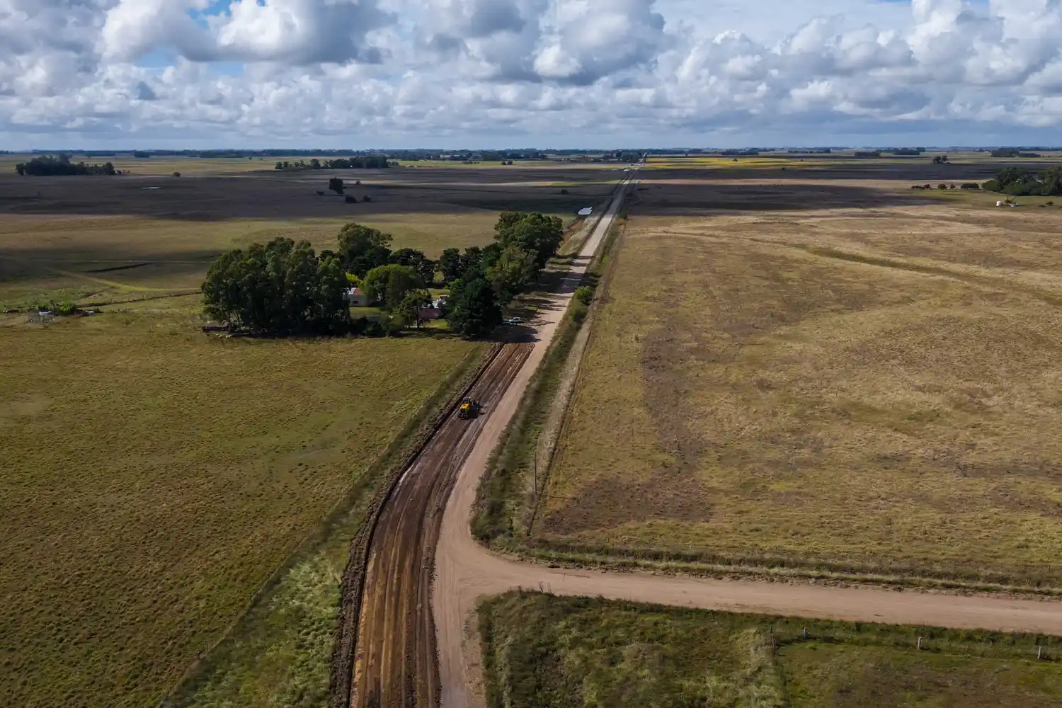 En el ámbito rural, las intervenciones se concentran en caminos estratégicos para la producción y accesos a establecimientos educativos.