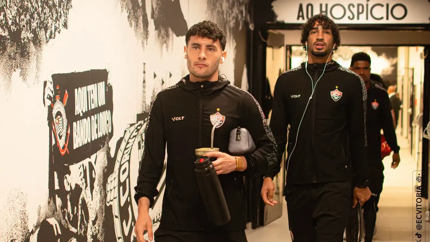 Martínez, en la llegada al estadio Neo Química Arena. (Foto prensa Vitória).