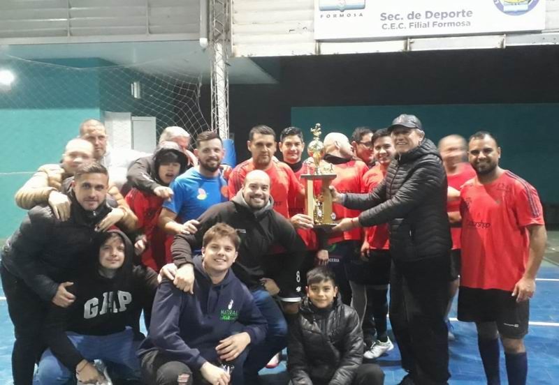 Román es campeón de
torneo mercantil de futsal