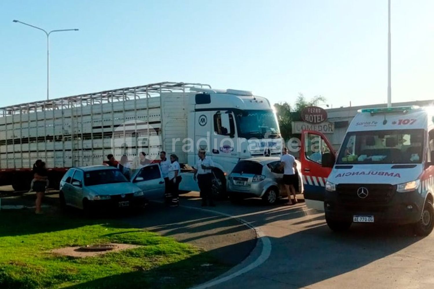 Sin licencia de conducir, un camionero chocó su vehículo contra un auto  en un cruce semaforizado