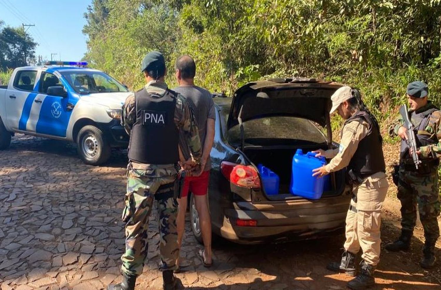 Prefectura detuvo a un hombre que transportaba 60 litros de cocaína líquida