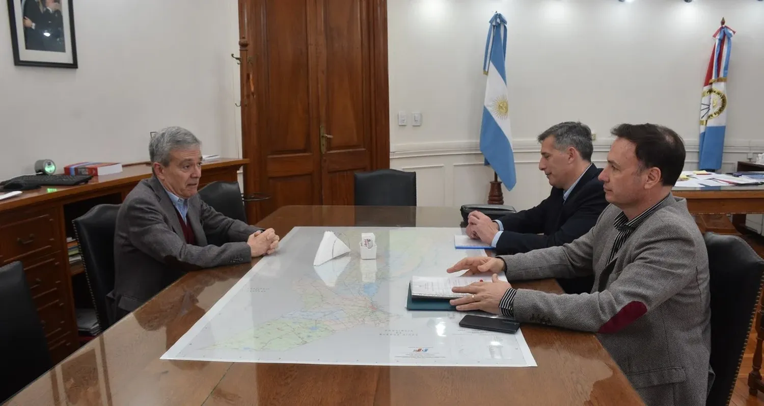 Walter Agosto, ex ministro y actual diputado por el PJ, cuando recibió a Pablo Olivares (Economía) y Lisandro Enrico (Obras Públicas), en el marco de la transición de la Casa Gris. Flavio Raina