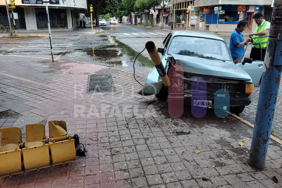 En pleno centro y completamente borracho chocó contra un semáforo