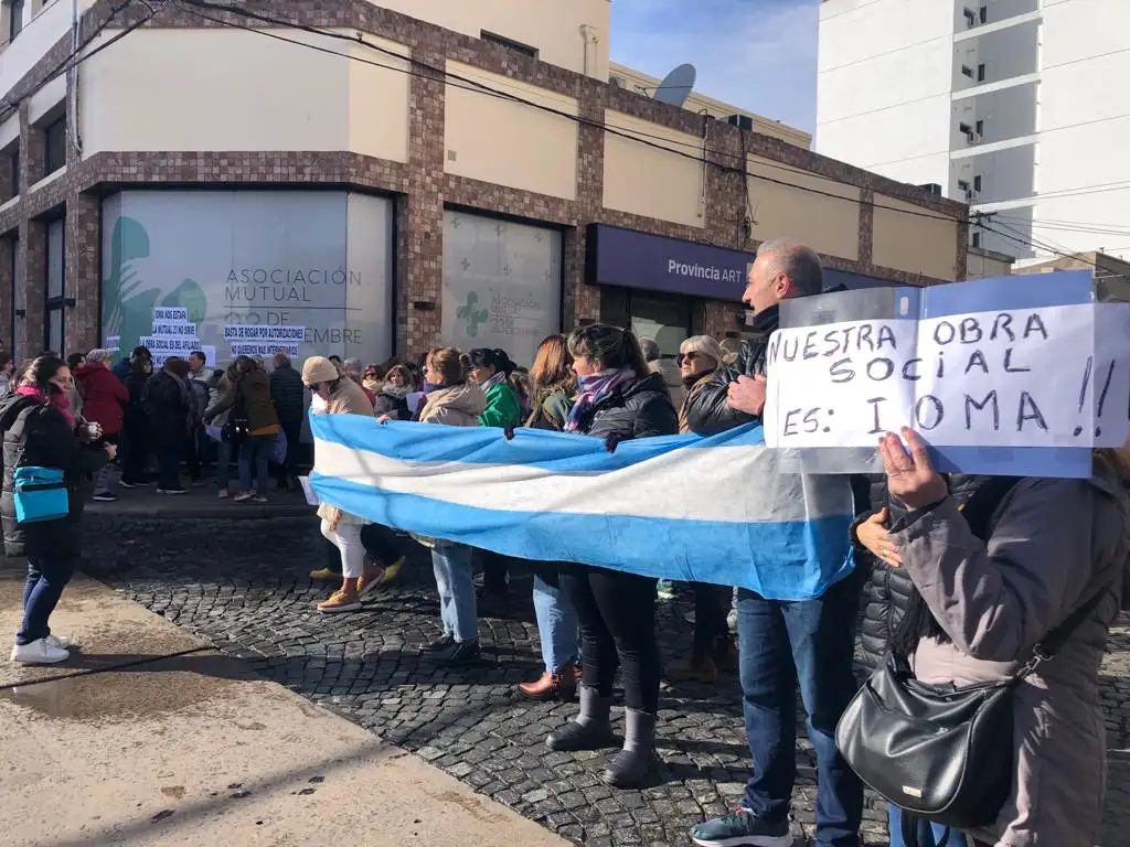En las puertas de las oficinas de la Mutual 23 de Diciembre, que permanecieron "cerradas por duelo".