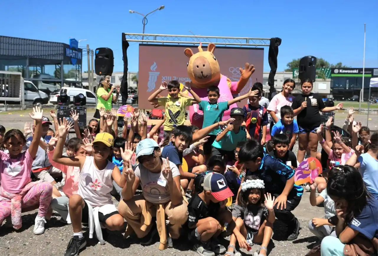 Junto a Capi, promocionan los Juegos Suramericanos, en el Predio de la Flor