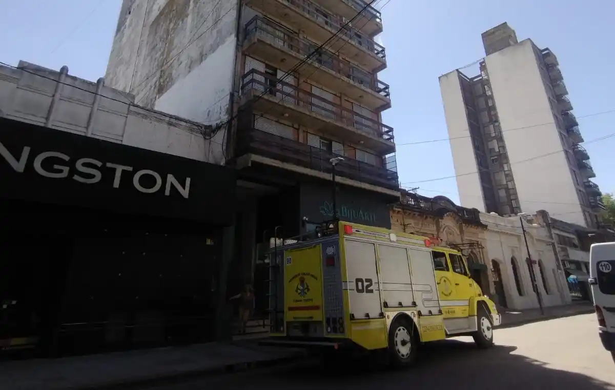 Los bomberos colaboraron con tareas de ventilación y enfriamiento.
