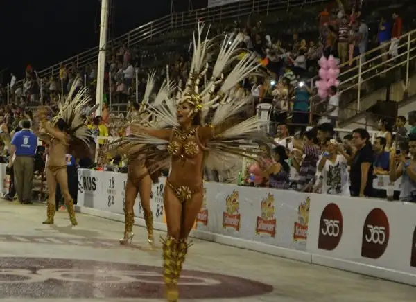 La lluvia no paró al Carnaval y hay fiesta en el Corsódromo