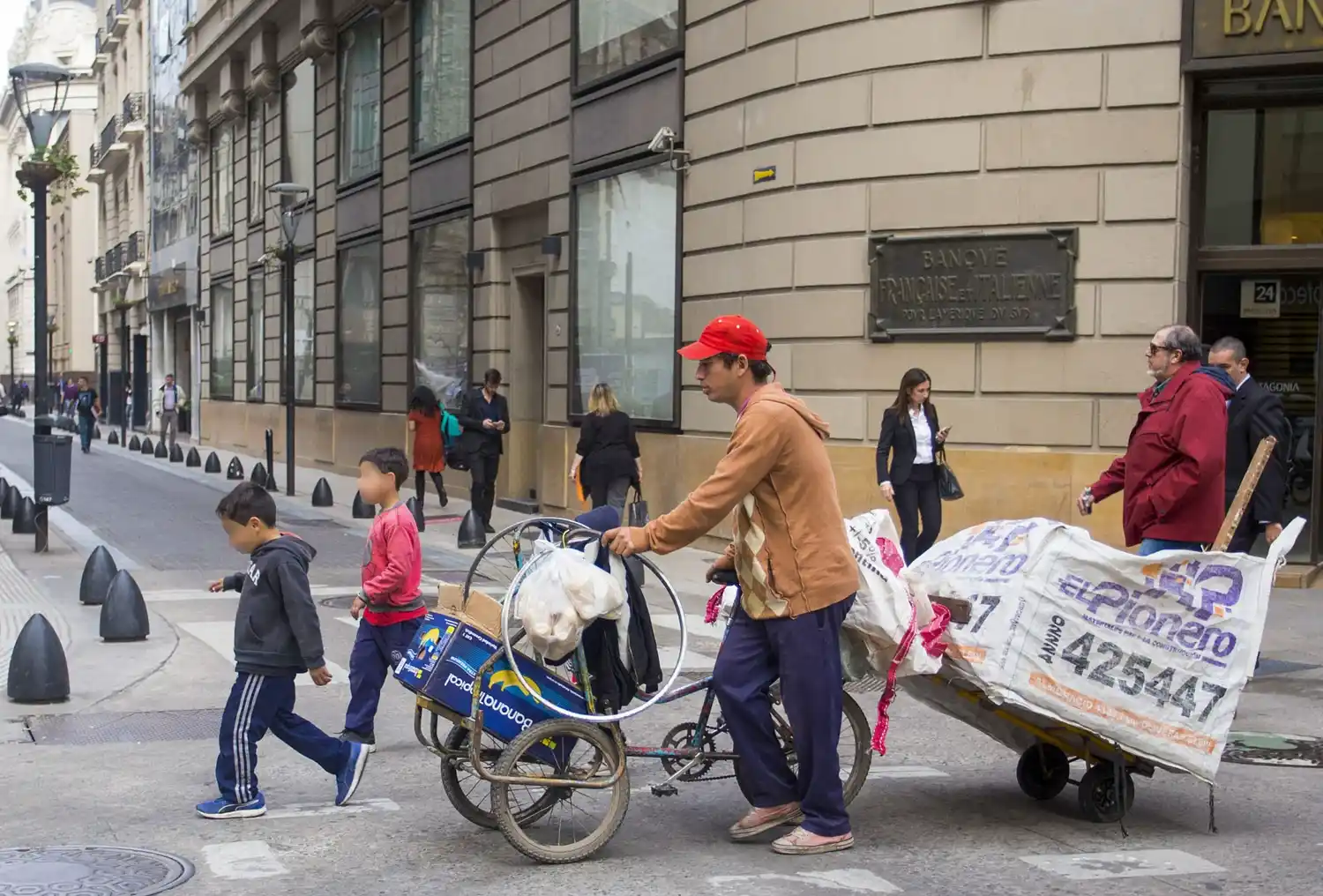 Más de la mitad de los chicos sigue siendo pobre en la Argentina.
