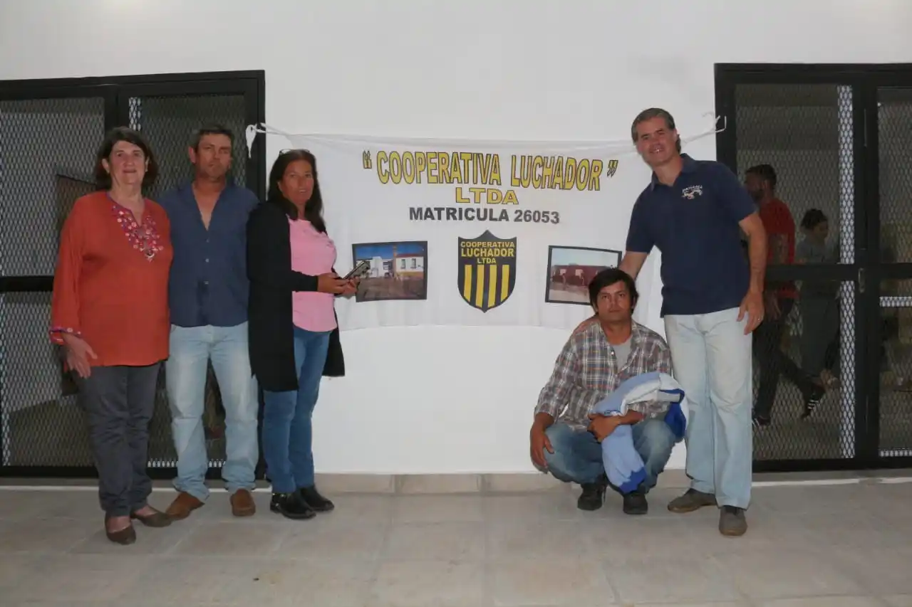 Junto a los vecinos de la zona, Piaggio inauguró el SUM del barrio Cacique