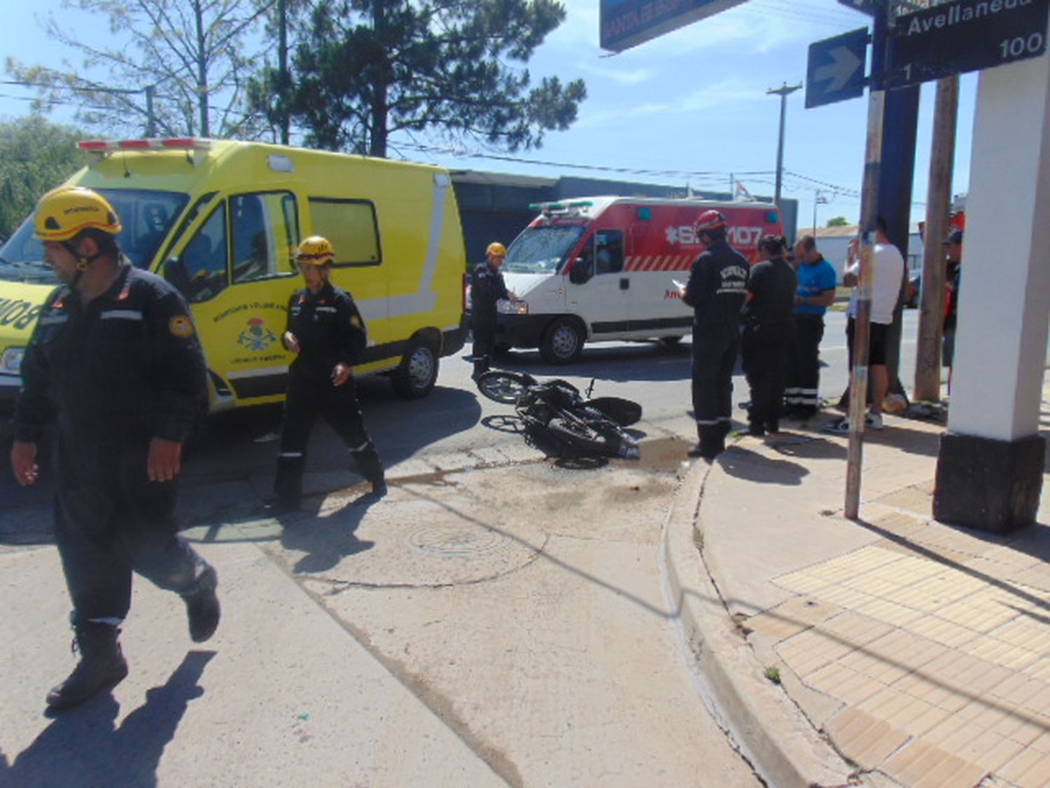 Colisión entre moto y auto en Santa Fe y Avellaneda 