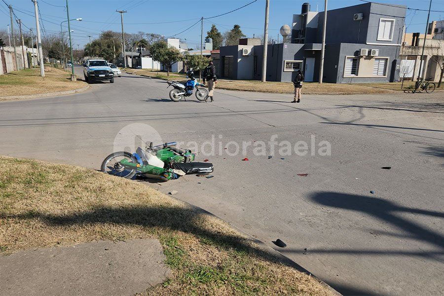 Grave accidente: Un motociclista sufrió un fuerte golpe en la cabeza