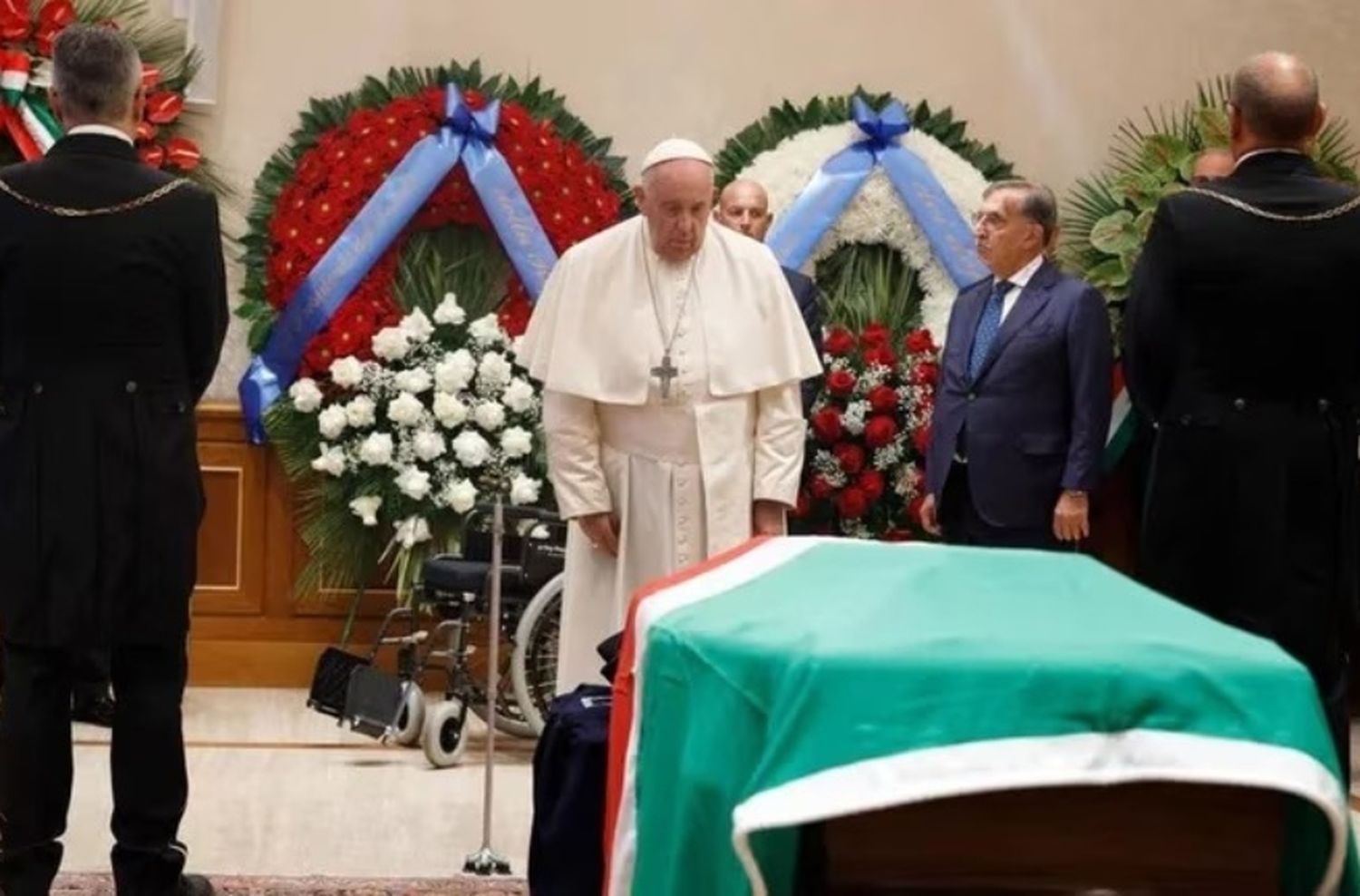 El Papa acudió a la capilla ardiente del ex presidente italiano Giorgio Napolitano