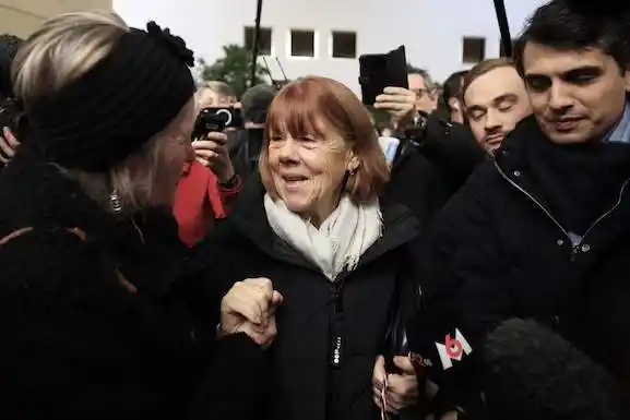 Gisèle Pelicot, acompañada por su abogado Stéphane Babonneau, abandona el Tribunal de Aviñón, el 16 de diciembre de 2024.