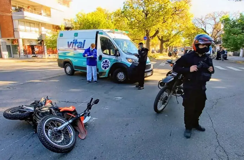Choque de motos en Francia y Riobamba: tres personas heridas, entre ellas un policía
