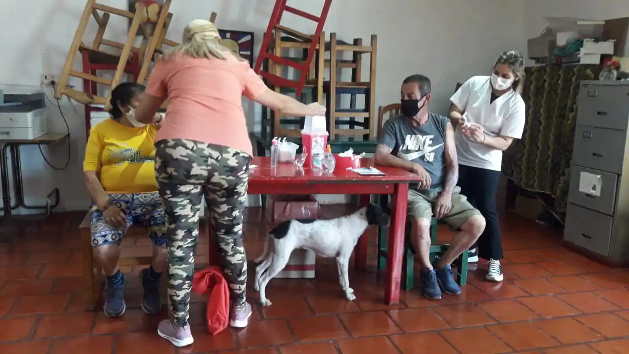 En un tramo “artesanal” la vacunación en escuelas y espacios comunitarios acerca a lograr la población objetivo