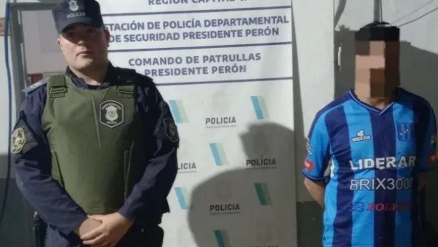 El agresor fue detenido en una parada de colectivos, ubicada a cuatro cuadras del lugar del hecho, mientras que el damnificado tuvo que ser atendido por una herida punzante en el glúteo derecho, traumatismo de tórax y varias heridas cortantes, informaron fuentes policiales.