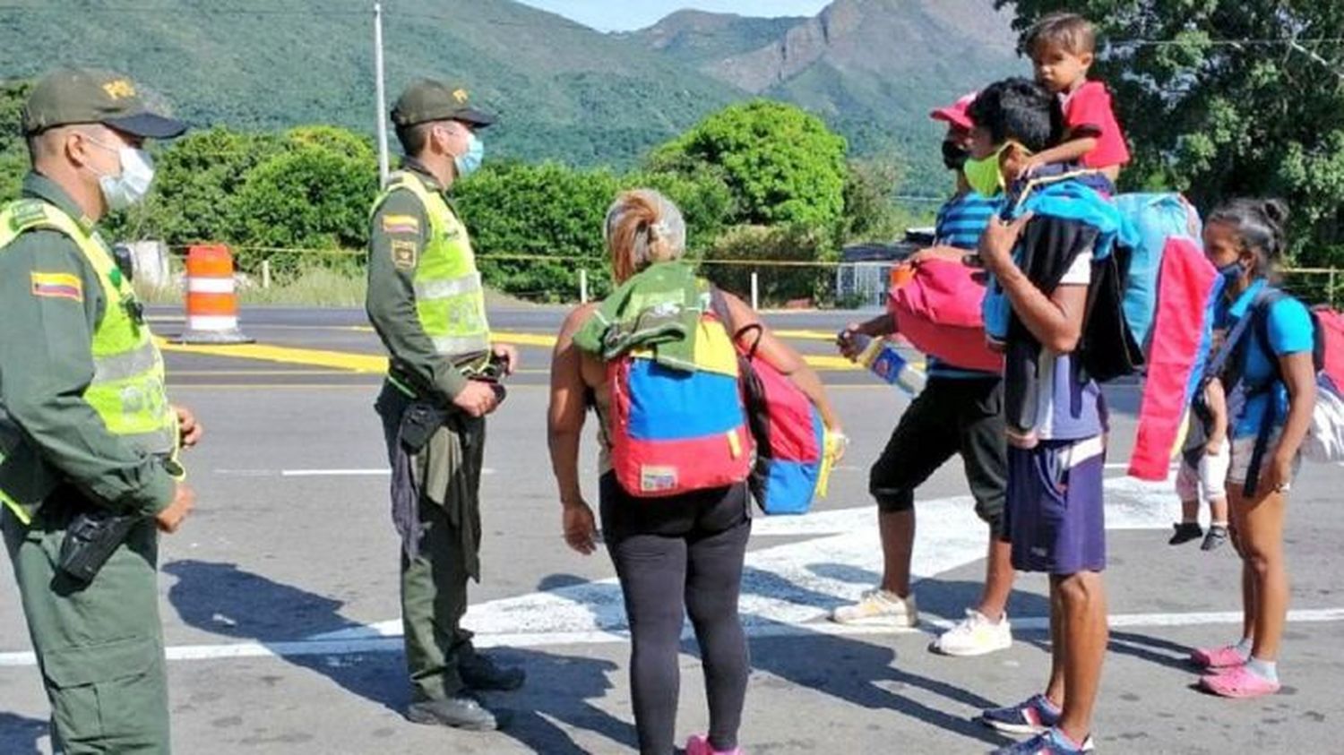 ¡CON LAS MANOS EN LA MASA! Caen tres del Tren de Aragua por extorsionar a viajeros en las trochas